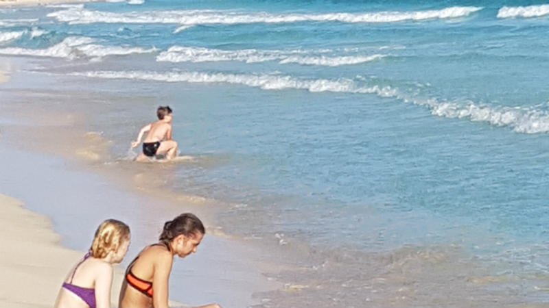 Enfants jouant sur la plage au Cap-Vert