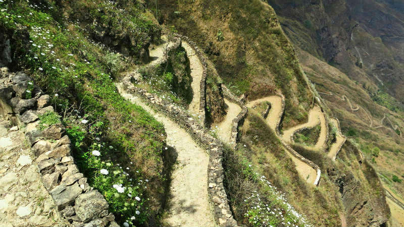 Route en zigzag descendant à la Cova de Paul